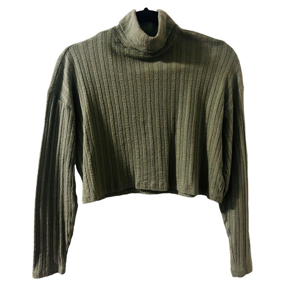 Forever 21 Women Green Long Sleeve Turtleneck S. Light weight for summer nights.